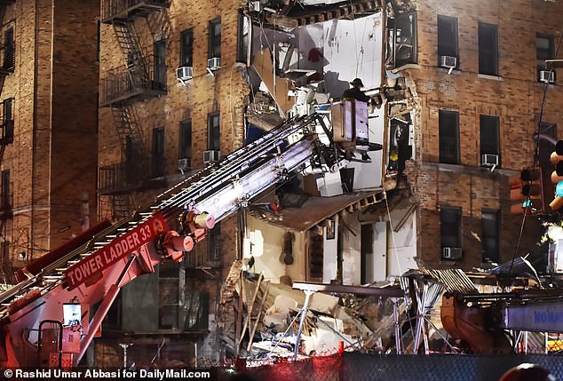 La fachada de un edificio se derrumbó en el Bronx mientras los funcionarios de la ciudad trabajan para evaluar la situación.