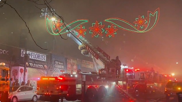 Un incendio que arrasa el Bronx ha dejado varios negocios en ruinas mientras los bomberos continúan luchando contra el incendio.