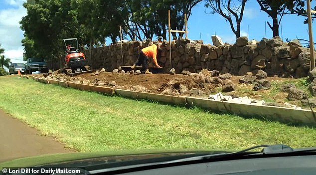 La propiedad de lujo de Zuckerberg es extremadamente privada: en 2016, comenzó la construcción de un muro de piedra de seis pies de altura que corre a lo largo de la carretera en la comunidad semirrural de Kilauea.